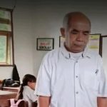 Agustinus saat mengajar di ruang kelas sederhana di pedalaman kabupaten kupang nusa tenggara timur Setelah 23 tahun mengabdi sebagai guru honorer ia kini menerima honor rp223 000 per bulan usai kebijakan efisiensi anggaran daerah